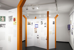 Blick in die Ausstellung - neben Texten, Abbildungen und Objekten finden sich in der Ausstellung auch eine Vielzahl an Filmen, die die Lebensgeschichten der Zeitzeug/innen vertiefend darstellen.
